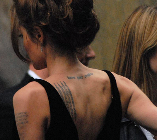 Angelina é entusiasta de tatuagens. Tem vários desenhos, mensagens e informações. No braço esquerdo, próximo ao ombro, ela tem as coordenadas de onde os filhos nasceram. Nas costas, perto da nuca, 