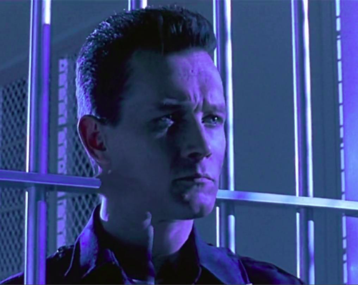 Eternizado pela interpretação de Robert Patrick, T-1000 era capaz de se regenerar e se adaptar às mais variadas situações. Com certeza foi um dos robôs mais marcantes da história do cinema!