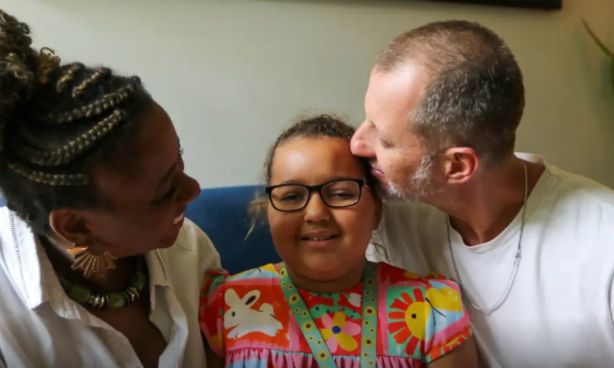 Cris e Guto aprenderam a viver a rotina de cuidados da filha Flora. A menina trata um astrocitoma pilocítico desde os primeiros anos de vida -  (crédito:  Wilson Dias/Agência Brasil)