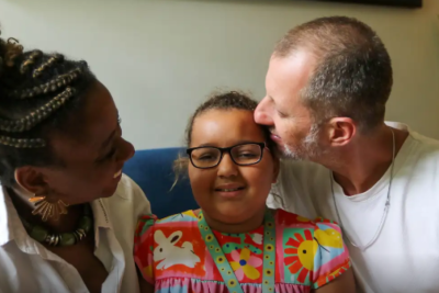 Cris e Guto aprenderam a viver a rotina de cuidados da filha Flora. A menina trata um astrocitoma pilocítico desde os primeiros anos de vida -  (crédito:  Wilson Dias/Agência Brasil)