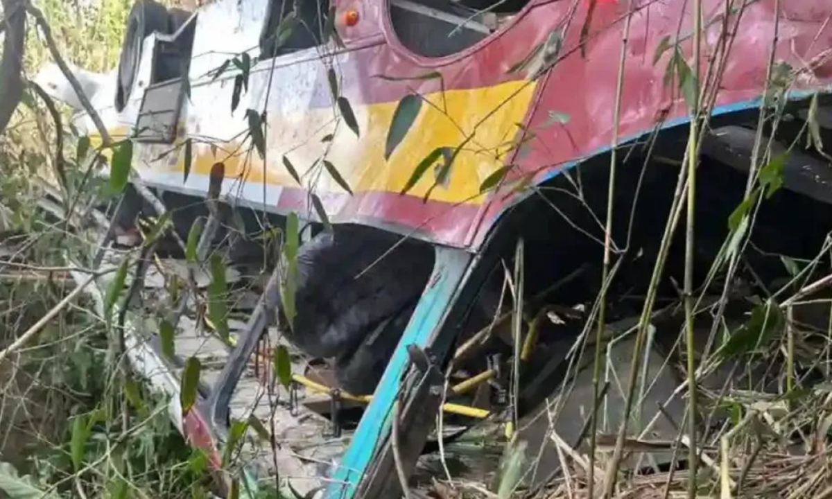 ônibus escolar capota em Alagoas -  (crédito: Reprodução/Alagoas News (site oficial))