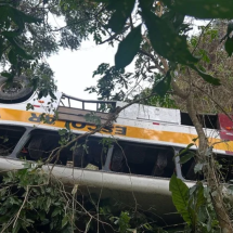 Ônibus capota em Alagoas e deixa mortos e feridos - Reprodução