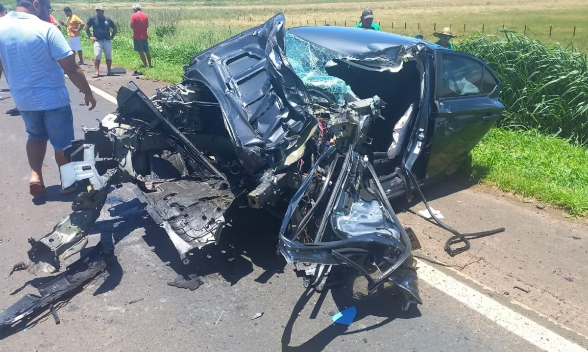 Segundo relato do motorista da carreta, o acidente aconteceu devido a uma ultrapassagem indevida do veículo de passeio -  (crédito: Corpo de Bombeiros Militar de Minas Gerais (CBMMG))