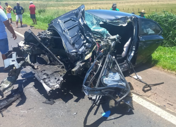 Segundo relato do motorista da carreta, o acidente aconteceu devido a uma ultrapassagem indevida do veículo de passeio -  (crédito: Corpo de Bombeiros Militar de Minas Gerais (CBMMG))