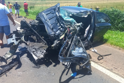 Segundo relato do motorista da carreta, o acidente aconteceu devido a uma ultrapassagem indevida do veículo de passeio -  (crédito: Corpo de Bombeiros Militar de Minas Gerais (CBMMG))