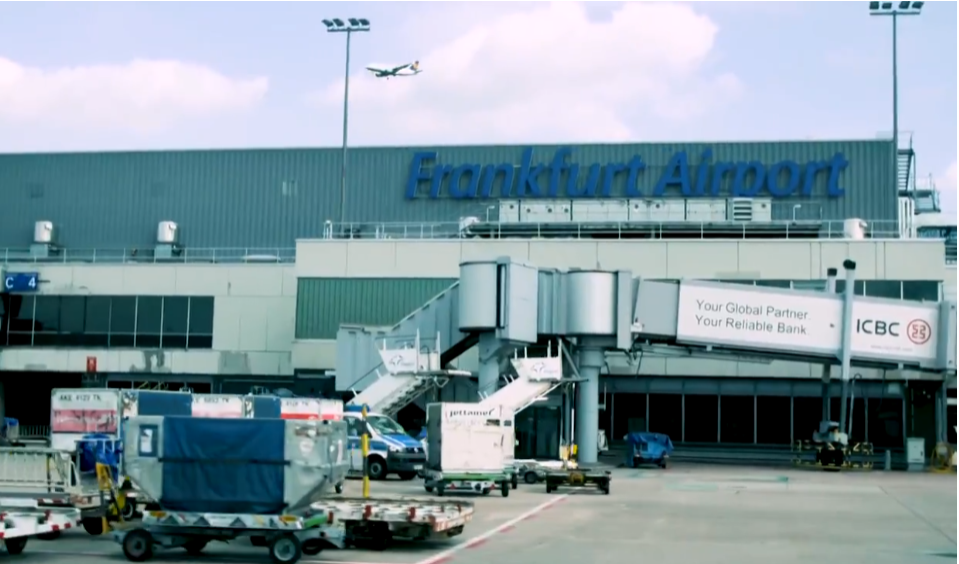 Quando elas chegaram ao aeroporto de Frankfurt, foram detidas e algemadas sem terem a menor ideia do que estava acontecendo. 