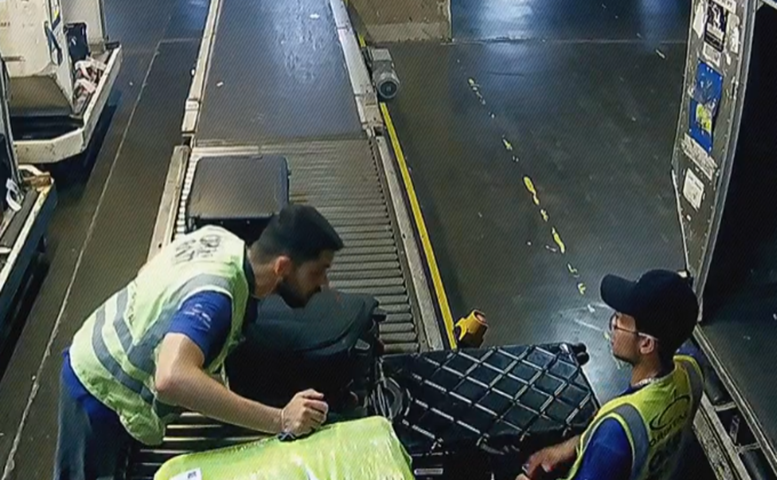 Em seguida, eles mexem na mala preta de Katyna. Depois, colocam ambas no bagageiro. 