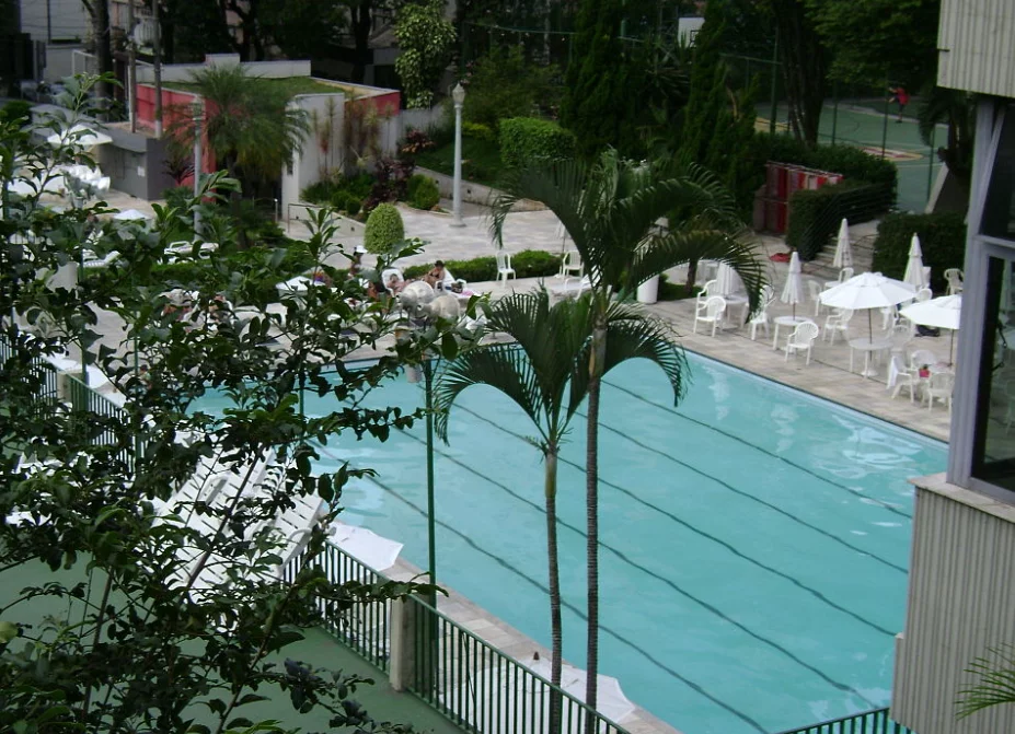 Em seguida, encontrar um local adequado, como uma piscina comunitária ou um clube, é fundamental. Muitas dessas instalações oferecem aulas para iniciantes, permitindo que as pessoas aprendam as técnicas adequadas.