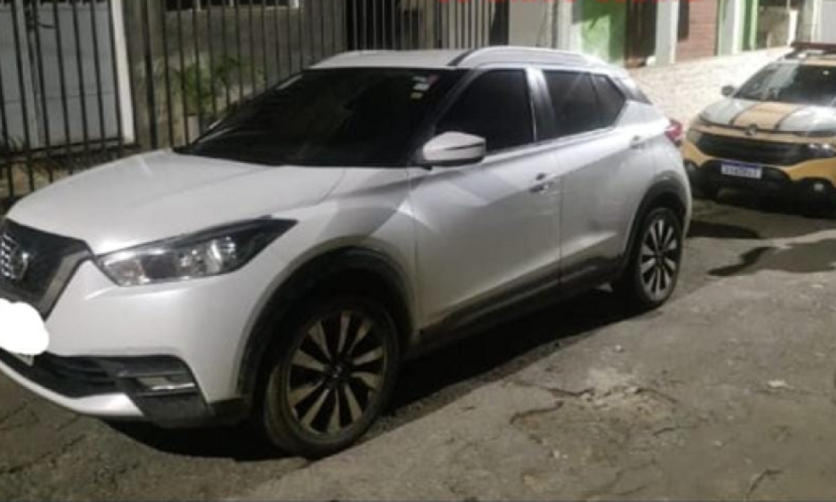 Ao avistarem viaturas, suspeitos de sequestro relâmpago em Além Paraíba realizaram uma retorno brusco, em local proibido, e aceleraram na tentativa de fugir do bloqueio policial -  (crédito: PMRV / Divulgação)