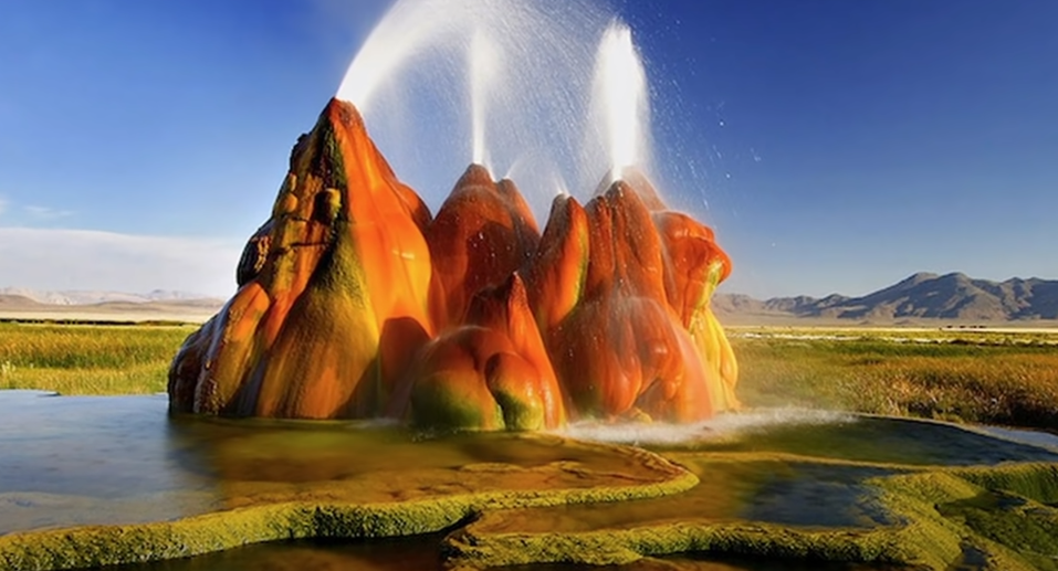 Fly Geyser (EUA) - Montes em tons vibrantes de vermelho e verde jorram água fervente para o alto. A paisagem que parece pintada à mão surgiu por acidente, quando um projeto de perfuração de poço fracassou, liberando minerais que, associados à ação de algas, resultaram na coloração única do lugar. 