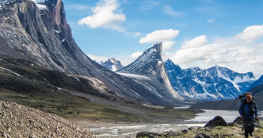 Parque Nacional na Ilha de Baffin - Fica no território ártico de Nunavut, perto da Groenlândia, e a paisagem montanhosa, com quase 1 milhão de m², inclui picos pontiagudos nevados. Apenas 62 pessoas vivem na área, cujo acesso só é feito por avião fretado. 