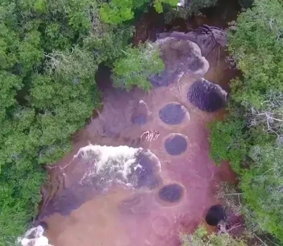 Conforme esses sedimentos são aos poucos removidos, os buracos se ampliam e ficam mais profundos, como se a rocha fosse cuidadosamente retirada grão por grão.