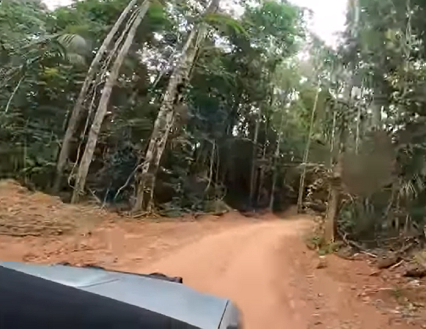 Isso porque é preciso pegar uma trilha de terra com seis quilômetros, acessível apenas por veículos 4x4, a pé ou por 