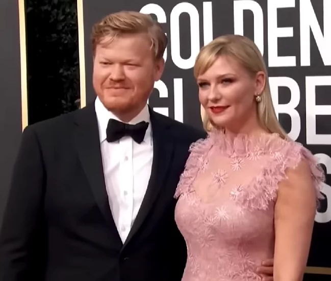 Kirsten Dunst é casada com o ator Jesse Plemons, com quem já atuou. Eles estão juntos desde 2022 e têm dois filhos. Jesse é conhecido por papéis em séries como Breaking Bad e Fargo, além de filmes como The Power of the Dog. Ele é aclamado por sua versatilidade e atua em produções de drama e suspense.