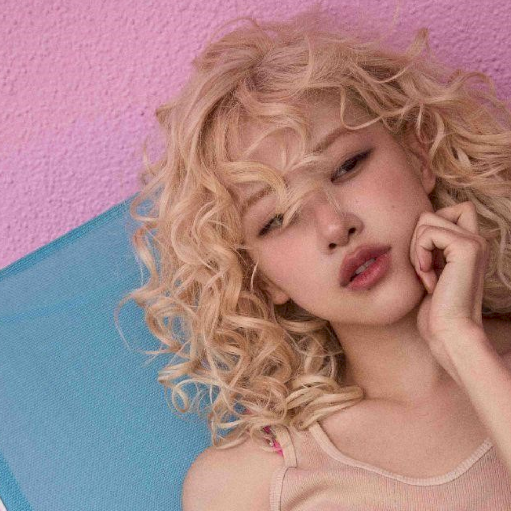Rosé, do Blackpink, estreia carreira solo com o álbum 'Rosie'