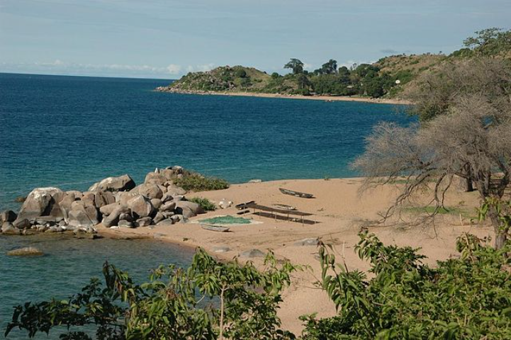 5º - LAGO NIASSA OU MALÁUI -  Fica no Vale do Rift entre Maláui, Moçambique e Tanzânia, na África. Ocupa 30 mil km² e alcança 700 metros de profundidade. Suas águas possuem temperaturas tropicais, condição que lhe permite ter mais peixes do que qualquer outro lago do mundo.