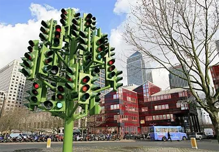 Traffic Light Tree - Inglaterra - O escultor Pierre Vivant imitou uma Ã¡rvore para refletir sobre a energia em Canary Wharf, na capital Londres. SÃ³ nÃ£o vale se guiar por ela para atravessar a rua.