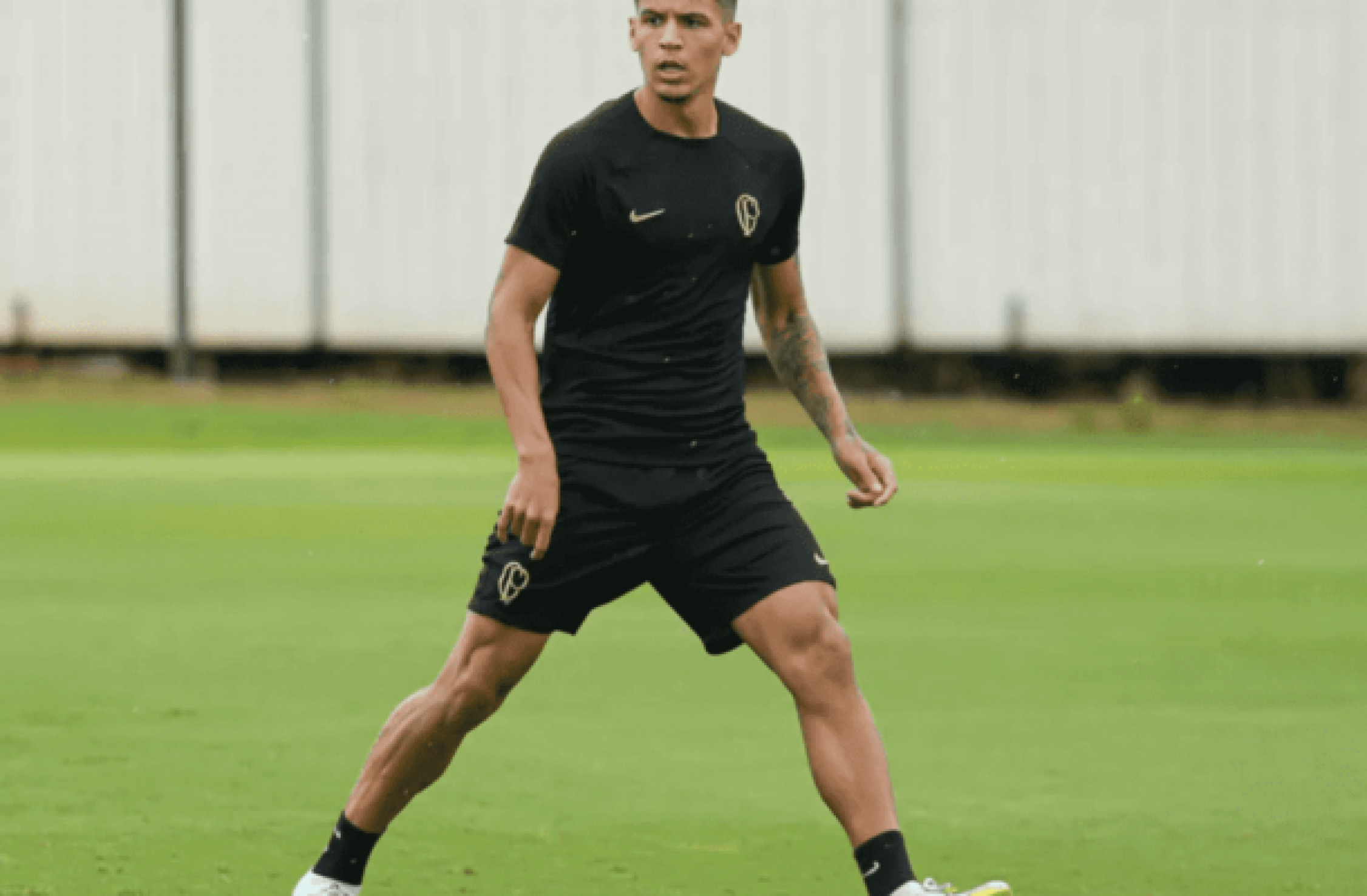 Vasco faz sondagens por zagueiros Caetano e Luizão