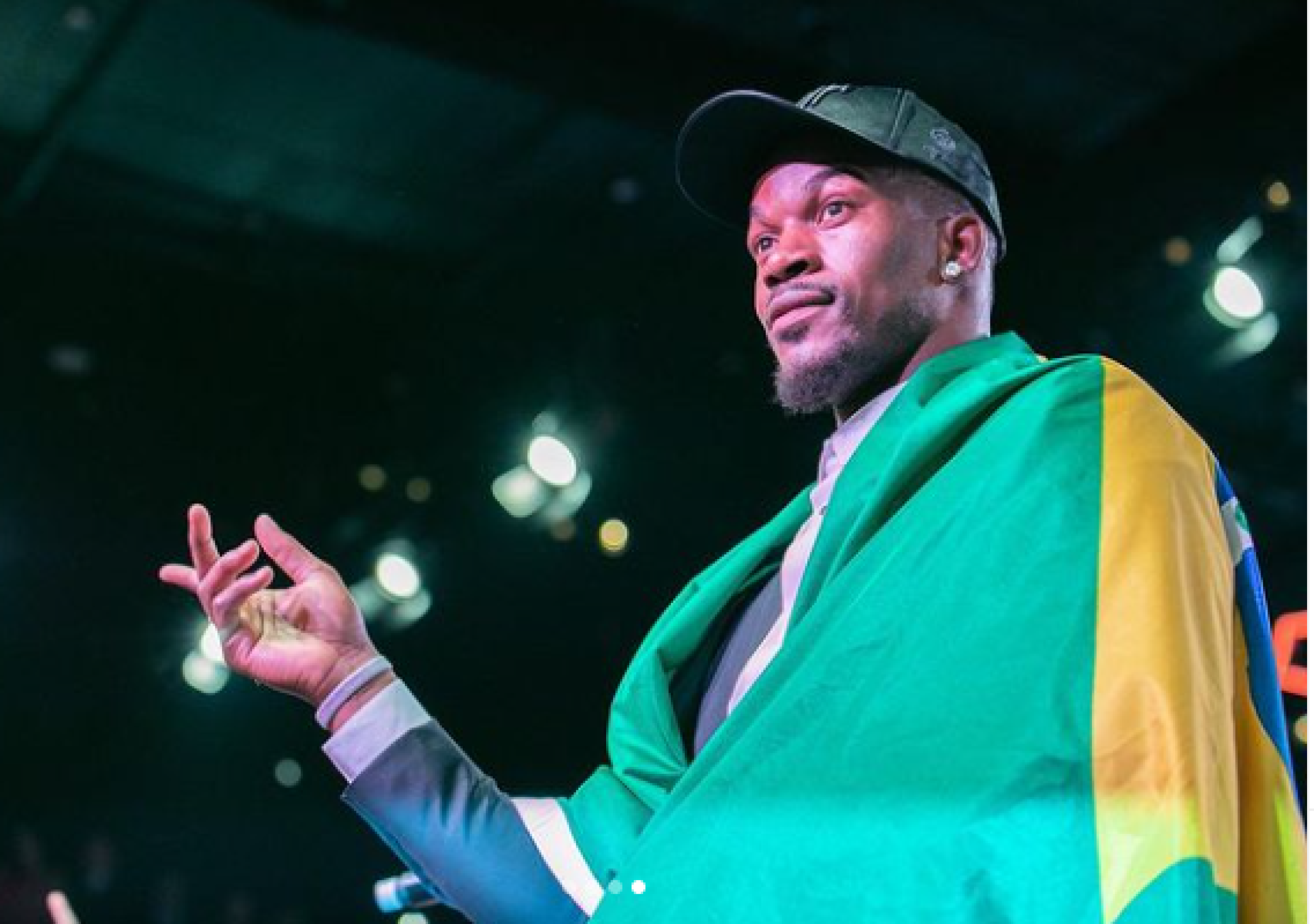 Astro da NBA faz postagens com a camisa de Neymar e do Santos