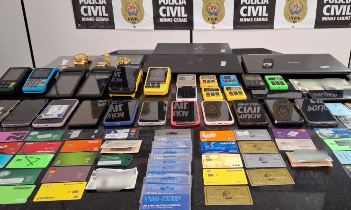 Dinheiro, ve&iacute;culos, notebooks, cart&otilde;es banc&aacute;rios e celulares foram apreendidos nesta quinta-feira (12/12) -  (crédito: PCMG/Divulga&ccedil;&atilde;o)