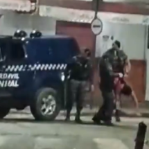 Guardas municipais são filmados chutando homem em rua de cidade mineira - Reprodução/Redes sociais