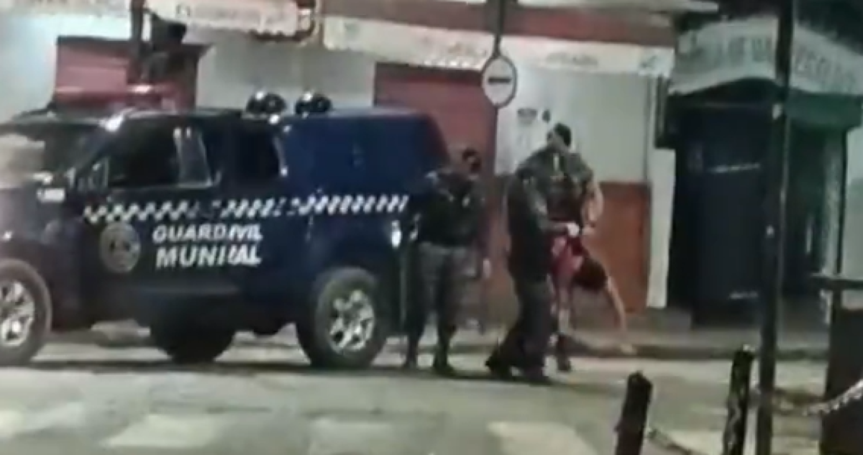Guardas municipais são filmados chutando homem em rua de cidade mineira