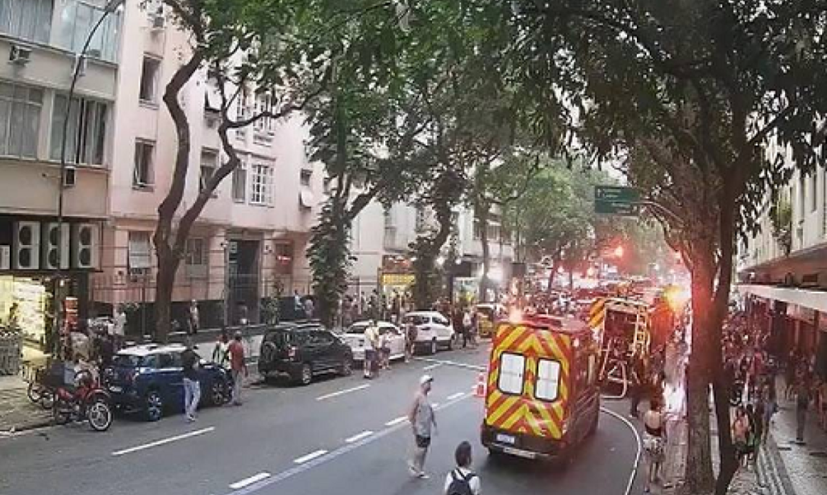 Edif&iacute;cio Richard, em Copacabana, foi evacuado ap&oacute;s inc&ecirc;ndio, e moradores tiveram que aguardar na cal&ccedil;ada por causa da fuma&ccedil;a -  (crédito: Redes Sociais / Reprodu&ccedil;&atilde;o)