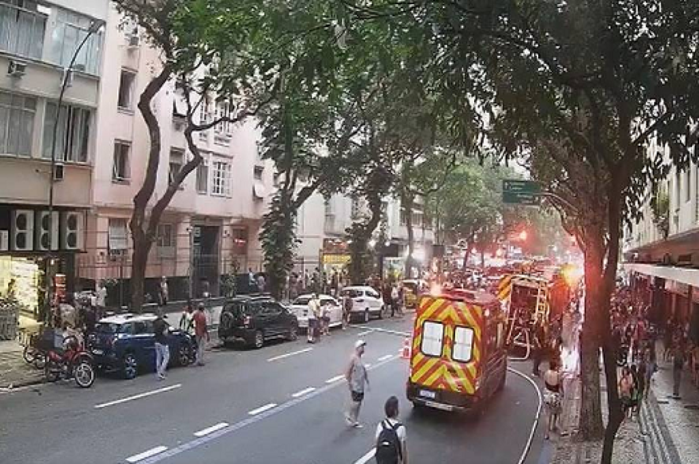 RJ: incêndio atinge edifício Richard, em Copacabana