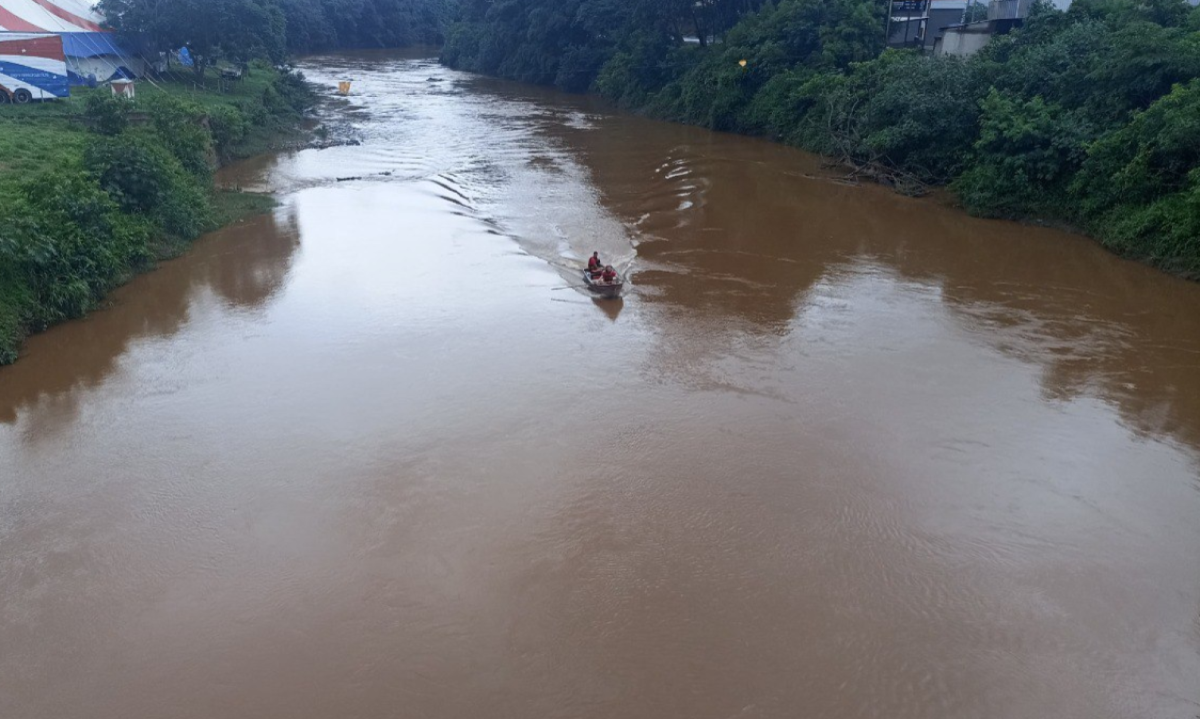 Corpo de Bombeiros de Minas Gerais procura um jovem, de 25 anos, que pulou de uma ponte no Rio Paraopeba, em Brumadinho, na Regi&atilde;o Metropolitana de BH -  (crédito: CBMMG / Divulga&ccedil;&atilde;o)