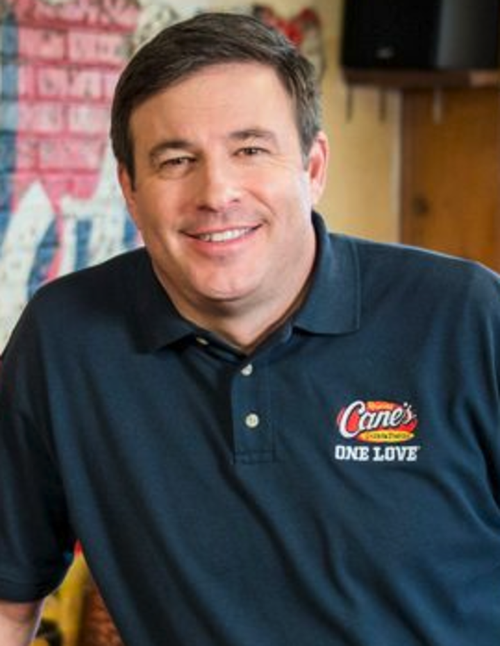 Entre os norte-americanos, a lista de novos bilionários é liderada pelo fundador da rede de frango frito Raising Cane’s. Todd Graves tem patrimônio de 9,1 bilhões de dólares. 
