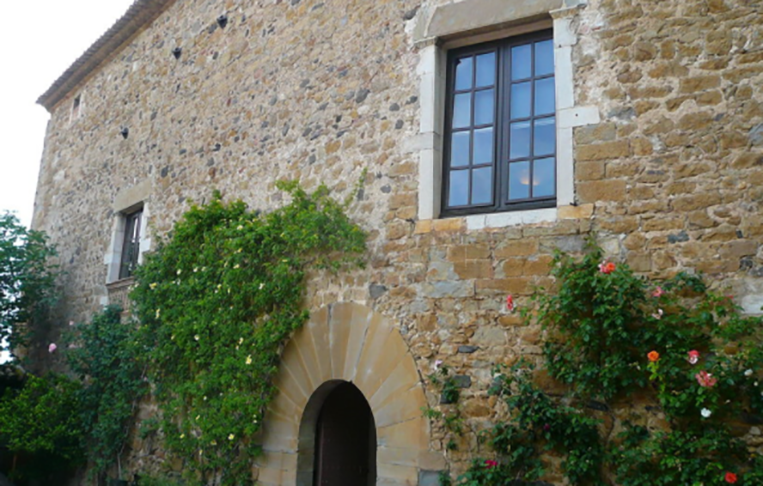 Em 1969, Dalí deu um castelo medieval de presente para Gala na cidade de Puból, na Catalunha, e eles viveram juntos ali. Foi no castelo que Gala morreu e foi enterrada em 1982. 