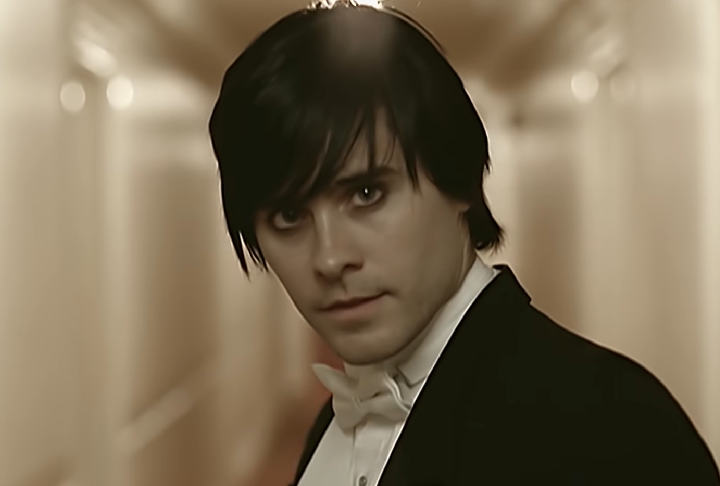 Jared Leto - O ator já fez uso da técnica em diversos trabalhos. Na preparação para “Clube de Compras Dallas” (2013), Leto utilizou trajes e acessórios femininos no dia a dia como forma de incorporar o travesti Raymond “Rayon”, personagem que rendeu a ele o Oscar de Melhor Ator Coadjuvante. 
