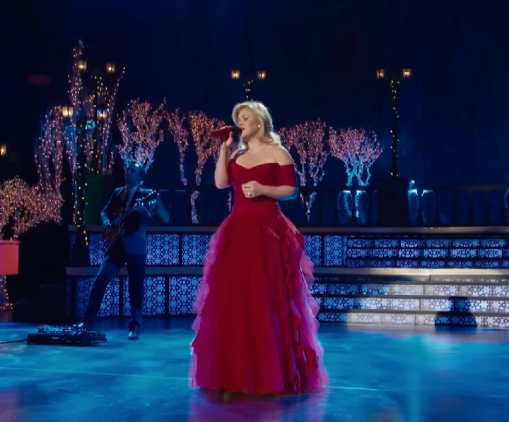 Kelly Clarkson feat. Reba McEntire & Trisha Yearwood -” Silent Night”: Além de apresentar músicas originais incríveis em seu álbum natalino, Kelly Clarkson arrasou com uma versão de 