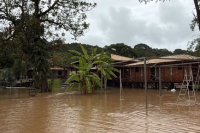 Córrego que passa pelo local subiu, conforme contou o parlamentar, cerca de 1,5 a 3 metros de altura  -  (crédito: Reprodução/Instagram)