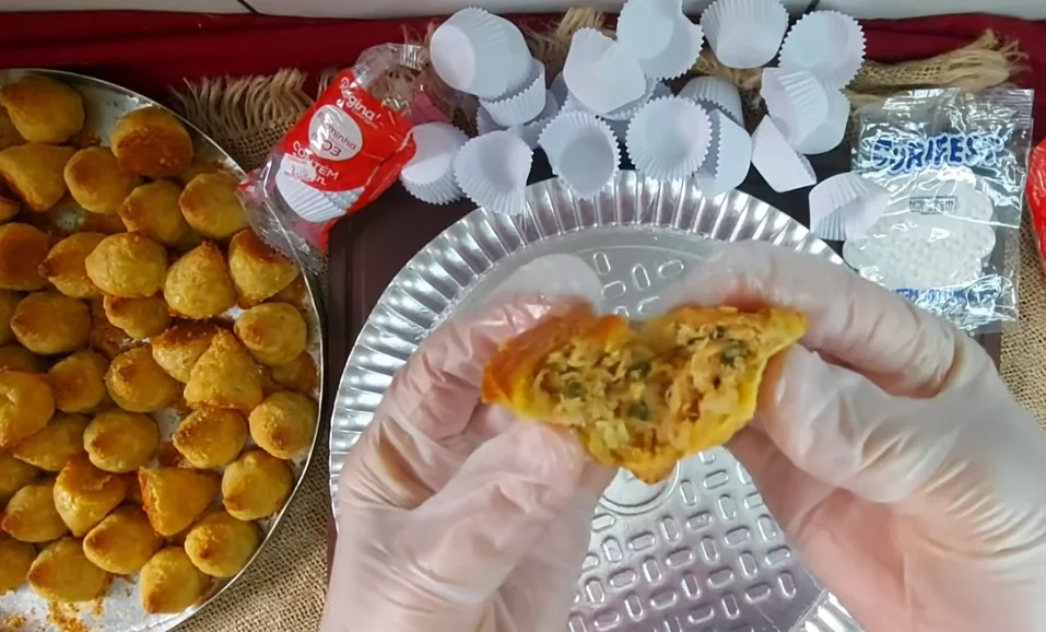 Geralmente, a coxinha é frita. Mas também pode ser feita assada, para, pelo menos, evitar o óleo. 