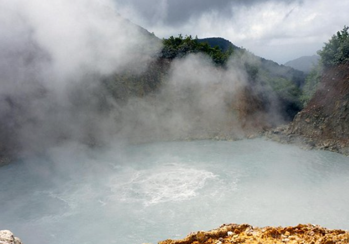  Lago Fervente (Dominica) - Maior lago de água fervente do mundo, numa área que inclui o Vale da Desolação. O nome já é um desestímulo. Fica na Ilha de Dominica, entre Porto Rico e Trinidad Tobago.