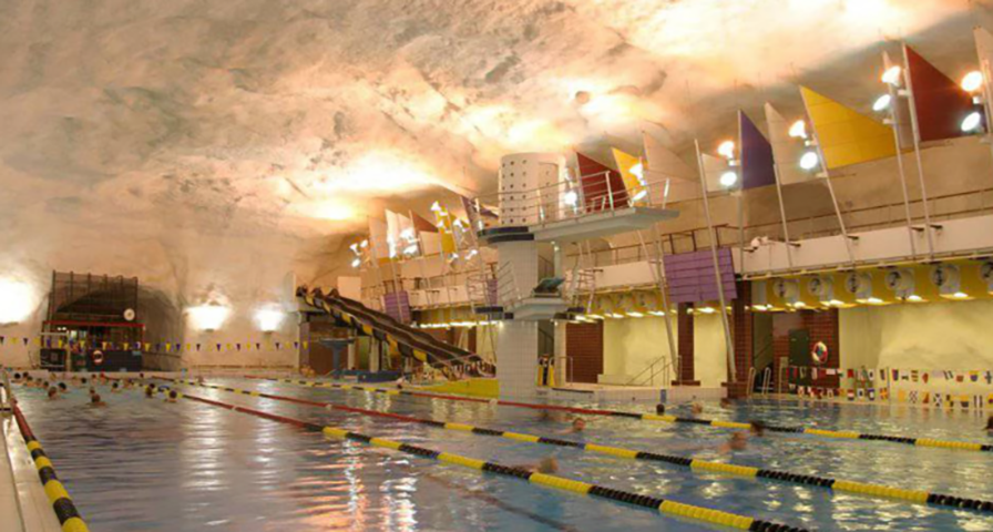 Essa imensa área no subsolo, ocupada por muitos estabelecimentos, como shoppings, termas e metrô, tem até piscina. 