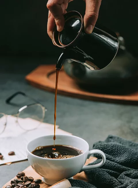 Cada jurado recebeu em casa uma caixa contendo porções de cada café identificadas apenas por números. E todas foram preparadas da mesma forma (40g de pó em 600 ml de água) na mesma marca de filtro de papel.