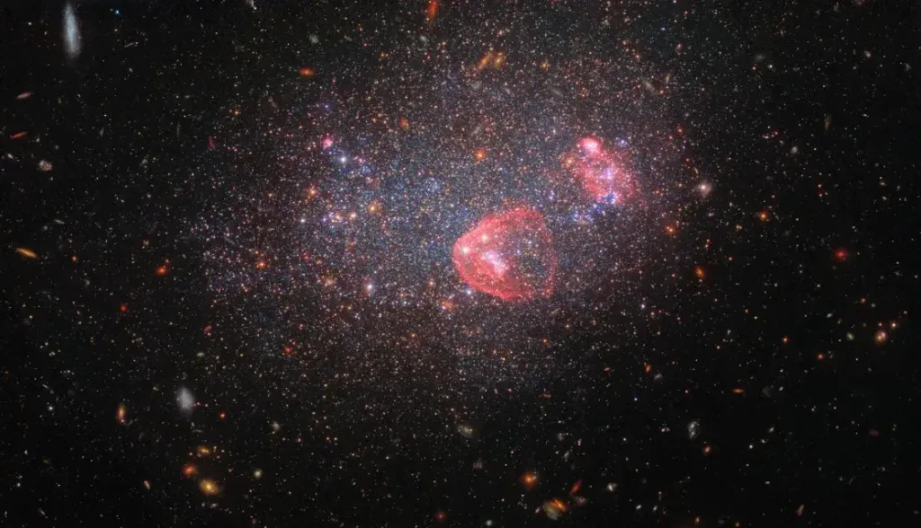 O Telescópio Espacial Hubble também encontrou um país das maravilhas celestial do inverno. Observou os bilhões de estrelas que brilham dentro de uma galáxia anã chamada UGC 8091, que fica a 7 milhões de anos-luz da Terra, na constelação de Virgem. Elas parecem a formação de um globo de neve.