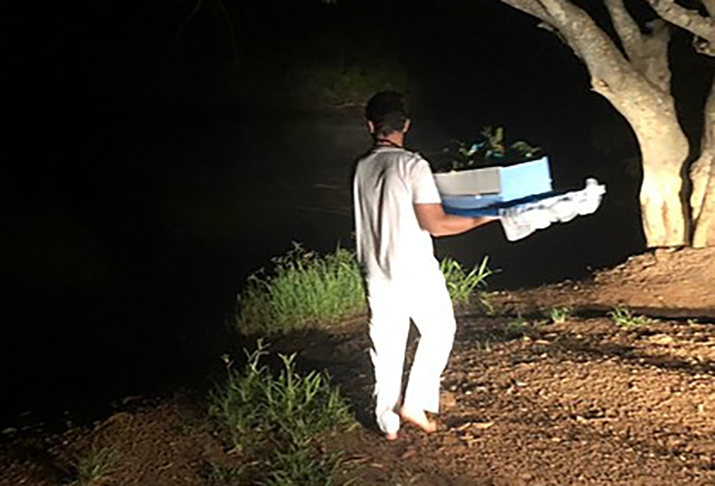 Muitos fazem oferendas à Iemanjá. O humorista Leandro Hassum  apresentava uma divertida esquete sobre presentes baratinhos para a orixá protetora do mar. 