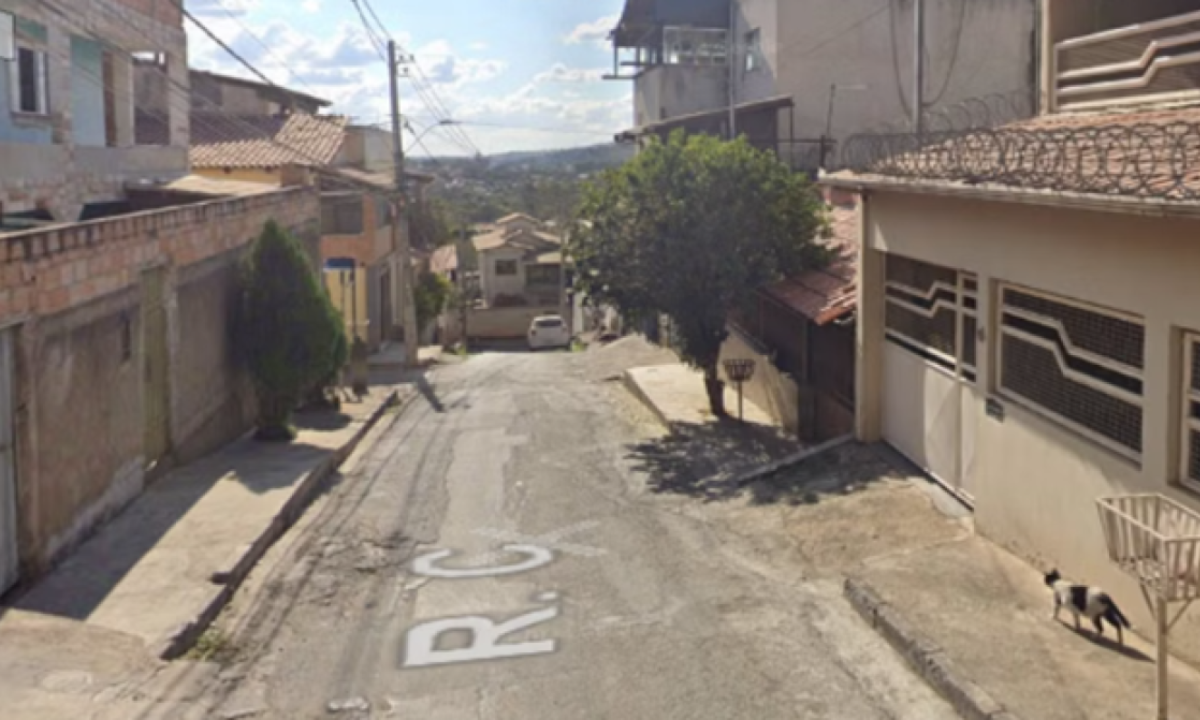 Um jovem ficou soterrado após deslizamento de terra na Vila Barroquinha, em Contagem -  (crédito: Reprodução/Google Street View )