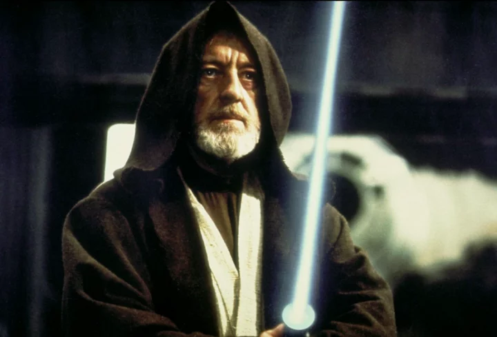 Há batalhas memoráveis, como Darth Vader e Obi-Wan. E o filme trilha o caminho que Luke terá que percorrer para descobrir seu passado e impedir que o mal avance. 