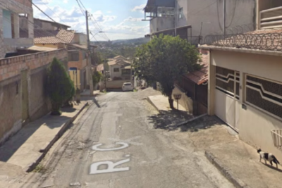 Um jovem ficou soterrado após deslizamento de terra na Vila Barroquinha, em Contagem -  (crédito: Reprodução/Google Street View )