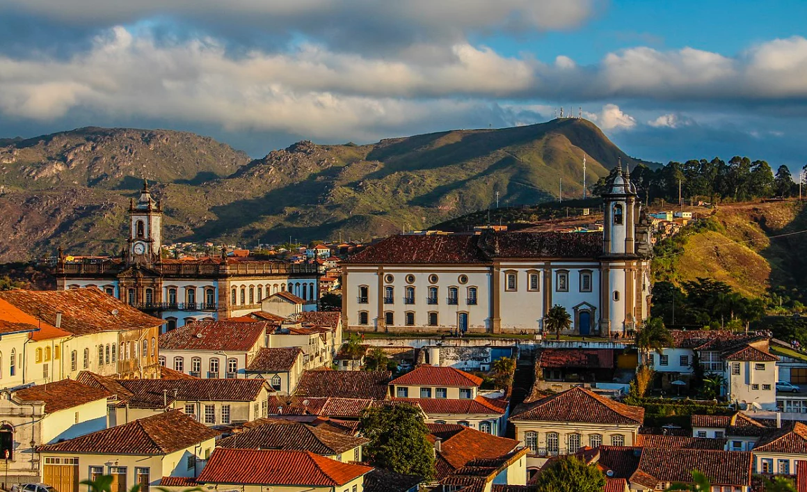 A antiga Vila Rica (seu nome anterior) tornou-se um dos principais centros de captação de ouro para Portugal. O interesse era tão grande na época da colonização que a cidade chegou a ser a mais populosa da América Latina em 1730, com 40 mil habitantes. 