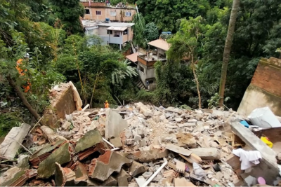 Casa de dois andares desabou no bairro Paraíso, em BH -  (crédito: Divulgação/CBMMG)