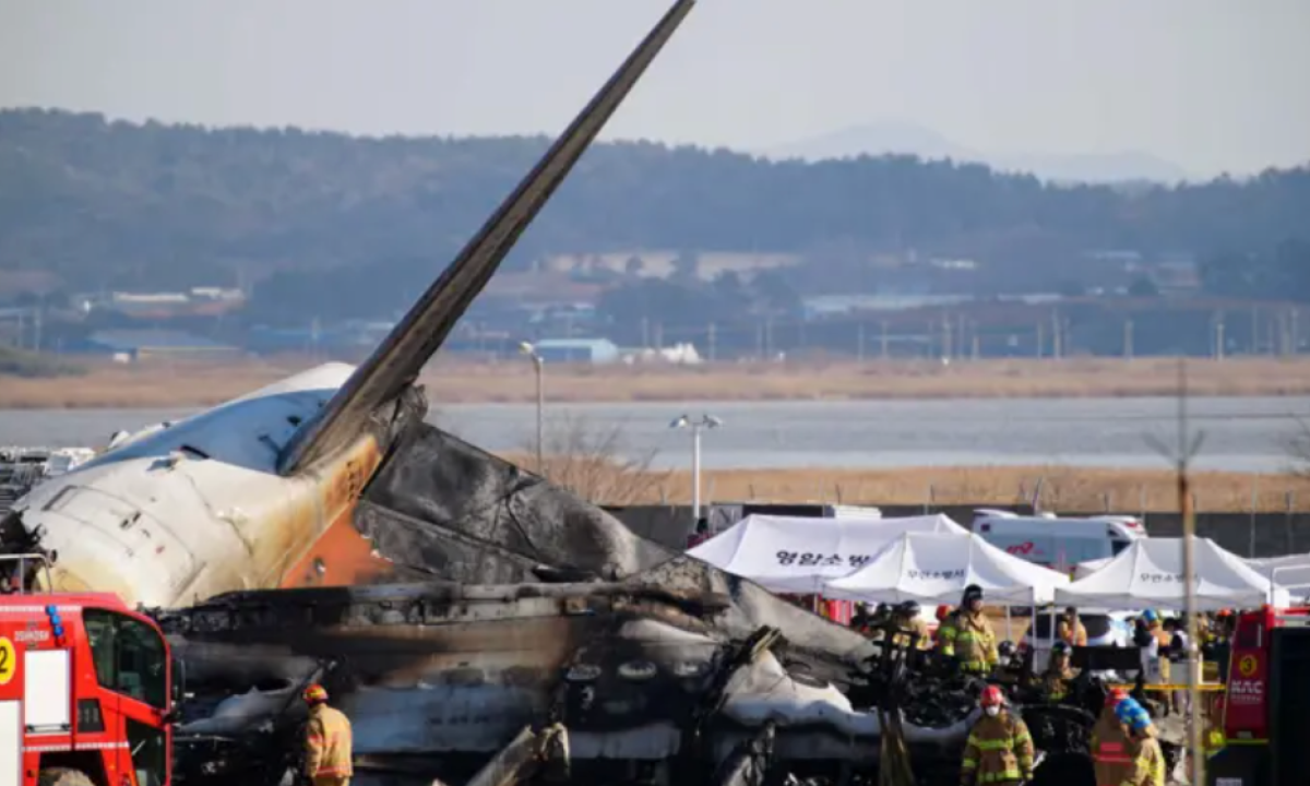 O voo Boeing 737-800 - operado pela companhia aérea Jeju Air - tinha 181 passageiros a bordo e estava chegando ao aeroporto de Muan vindo de Bangkok, na Tailândia -  (crédito: Reuters)