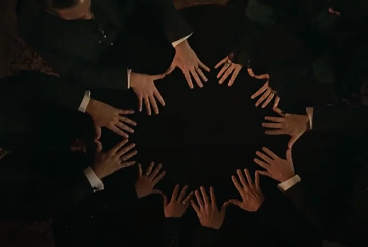No começo, Rivail não acreditava nos espíritos e atribuía as manifestações a magnetismo. Mas cedeu ao perceber que havia inteligência por trás das mensagens. Na foto, cena do filme 
