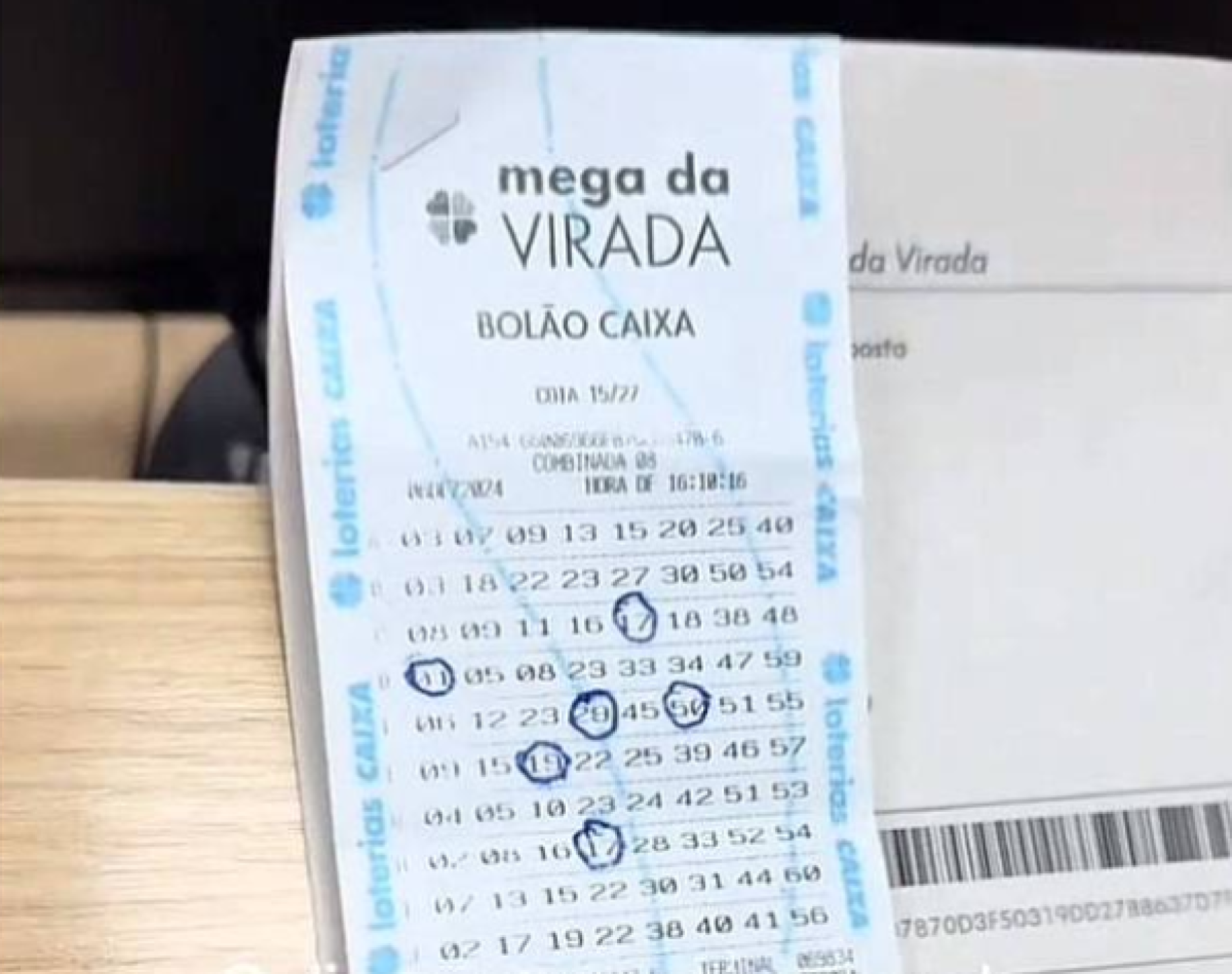 Mega da Virada: mulher comemora, mas números estavam em cartões diferentes