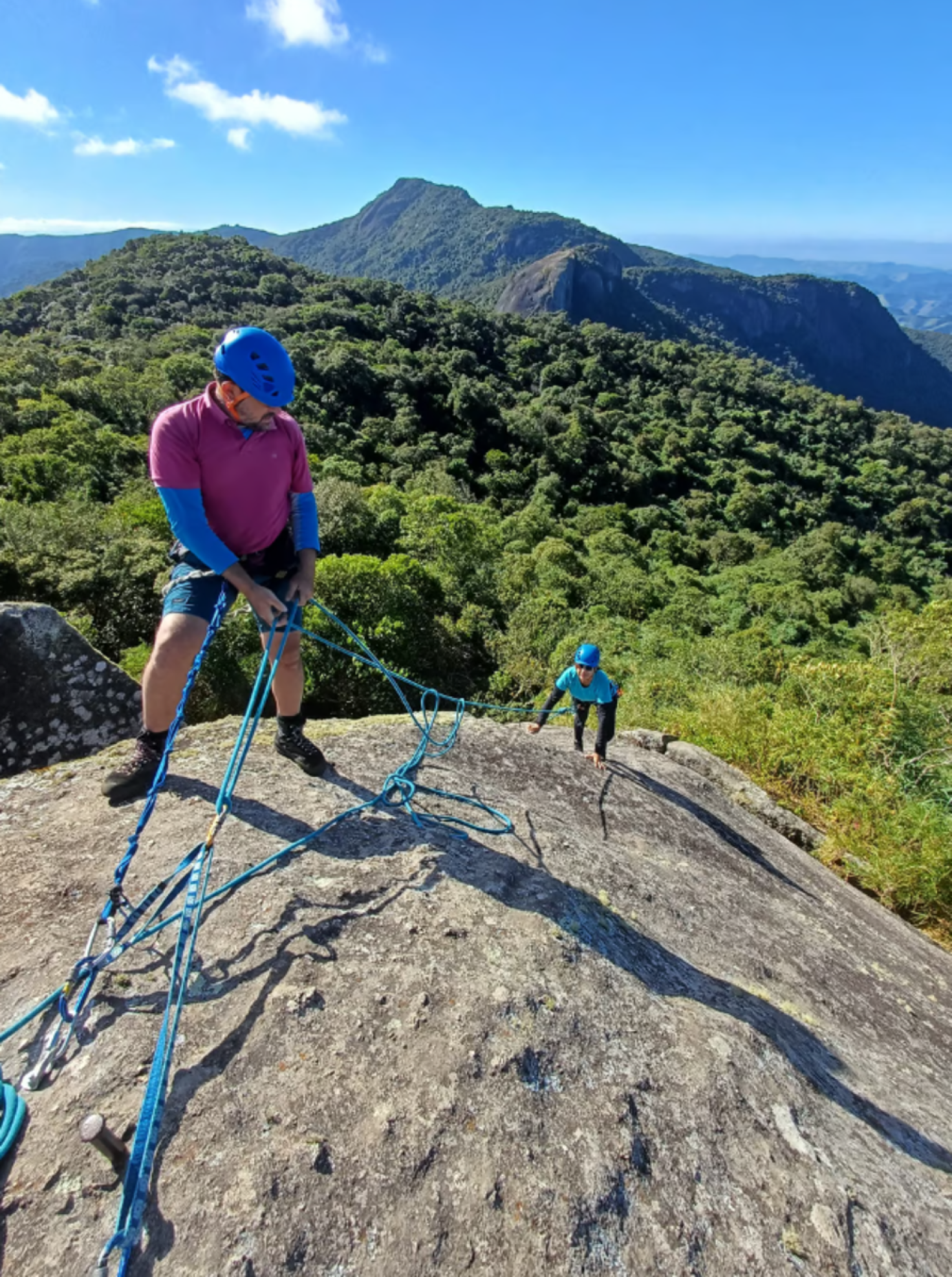 Rapel pode ser praticado por crianças no passeio no Chapéu do Bispo   