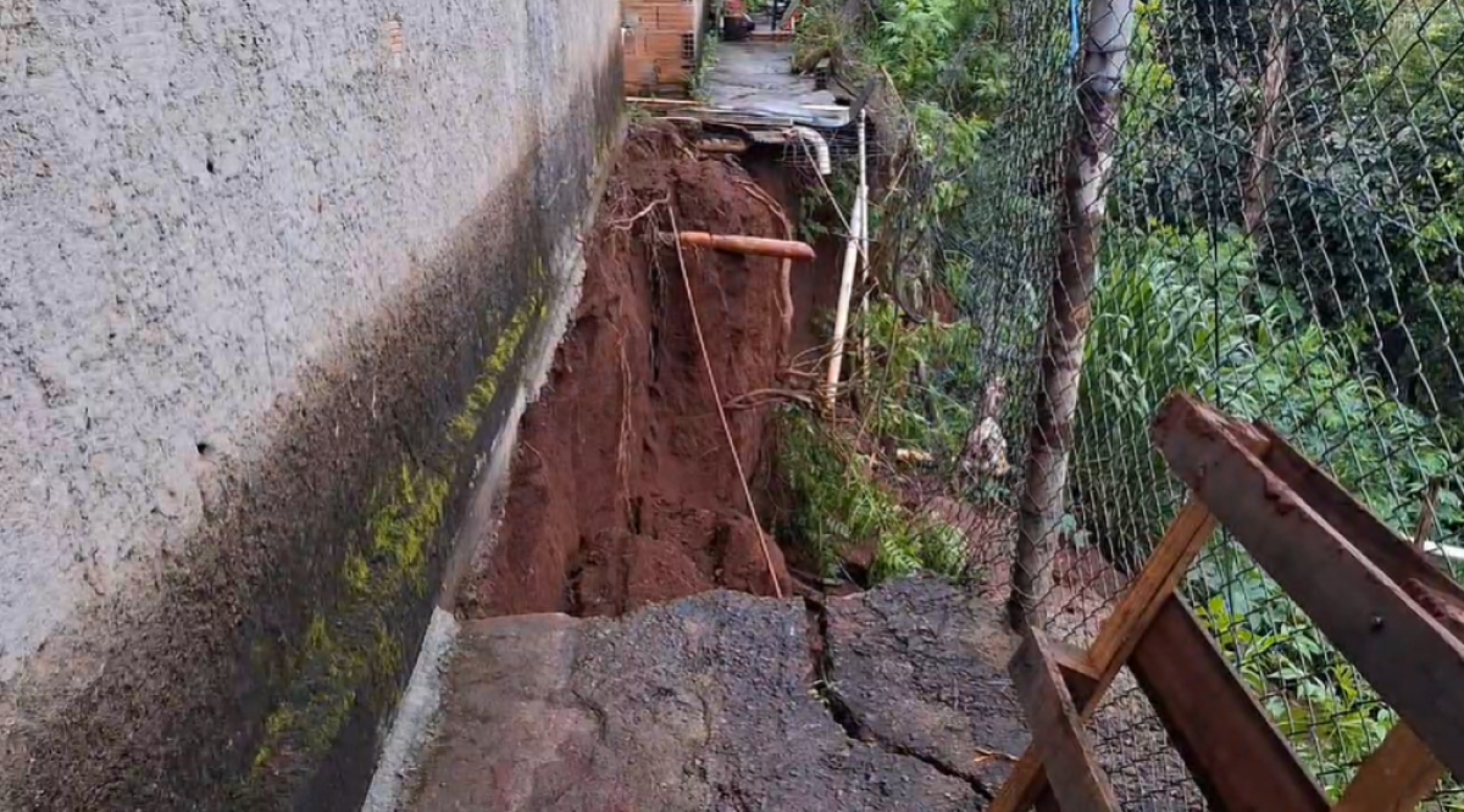 Defesa Civil interdita acesso de imóveis por risco de deslizamento em BH 